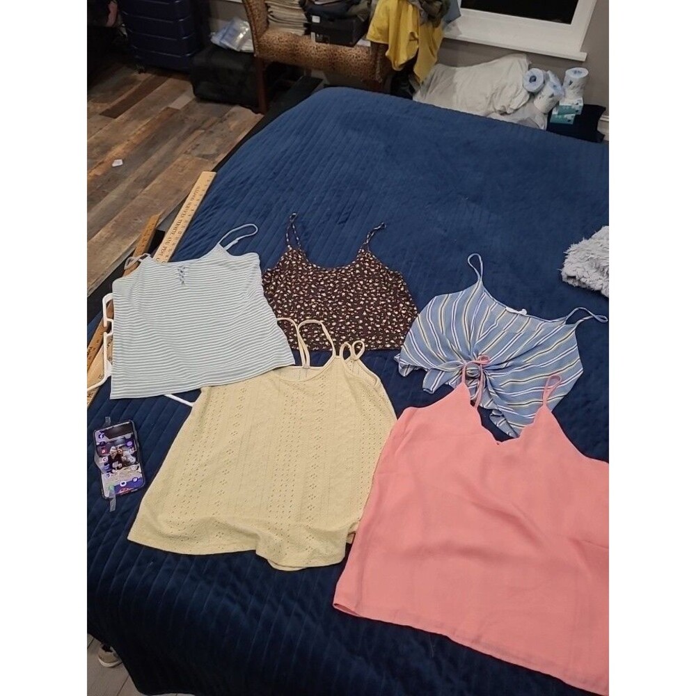 Lot of 5 Womens Small and Medium Clothing Tops Variety Brands B27